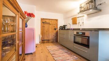 KĂŒhlschrank, Mikrowelle, Ofen, Herdplatte