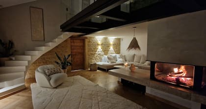 Villa d'exception avec vue imprenable, au cĆur des pierres dorĂ©es !