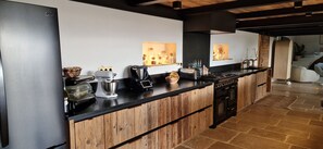 Private kitchen - Exceptional villa with breathtaking views, in the heart of the golden stones! (Charnay)