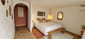 5 bedrooms, WiFi - Exceptional villa with breathtaking views, in the heart of the golden stones! (Charnay)