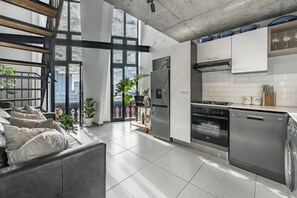 Cookware/dishes/utensils - Stay in a modern loft with mountain views in Obz (Cape Town)