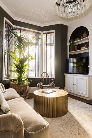 Smart-TV, Kamin, Arbeitsbereiche