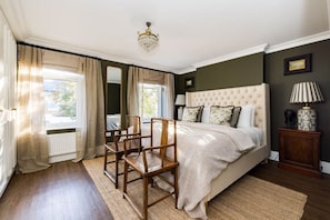 5 bedrooms, desk, iron/ironing board, travel cot