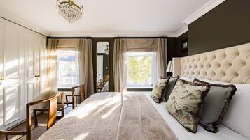 5 bedrooms, desk, iron/ironing board, travel crib