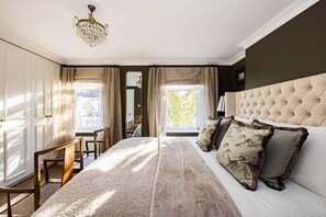 5 bedrooms, desk, iron/ironing board, travel crib