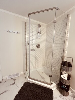 Dusche, Haartrockner, Handtücher, Seife