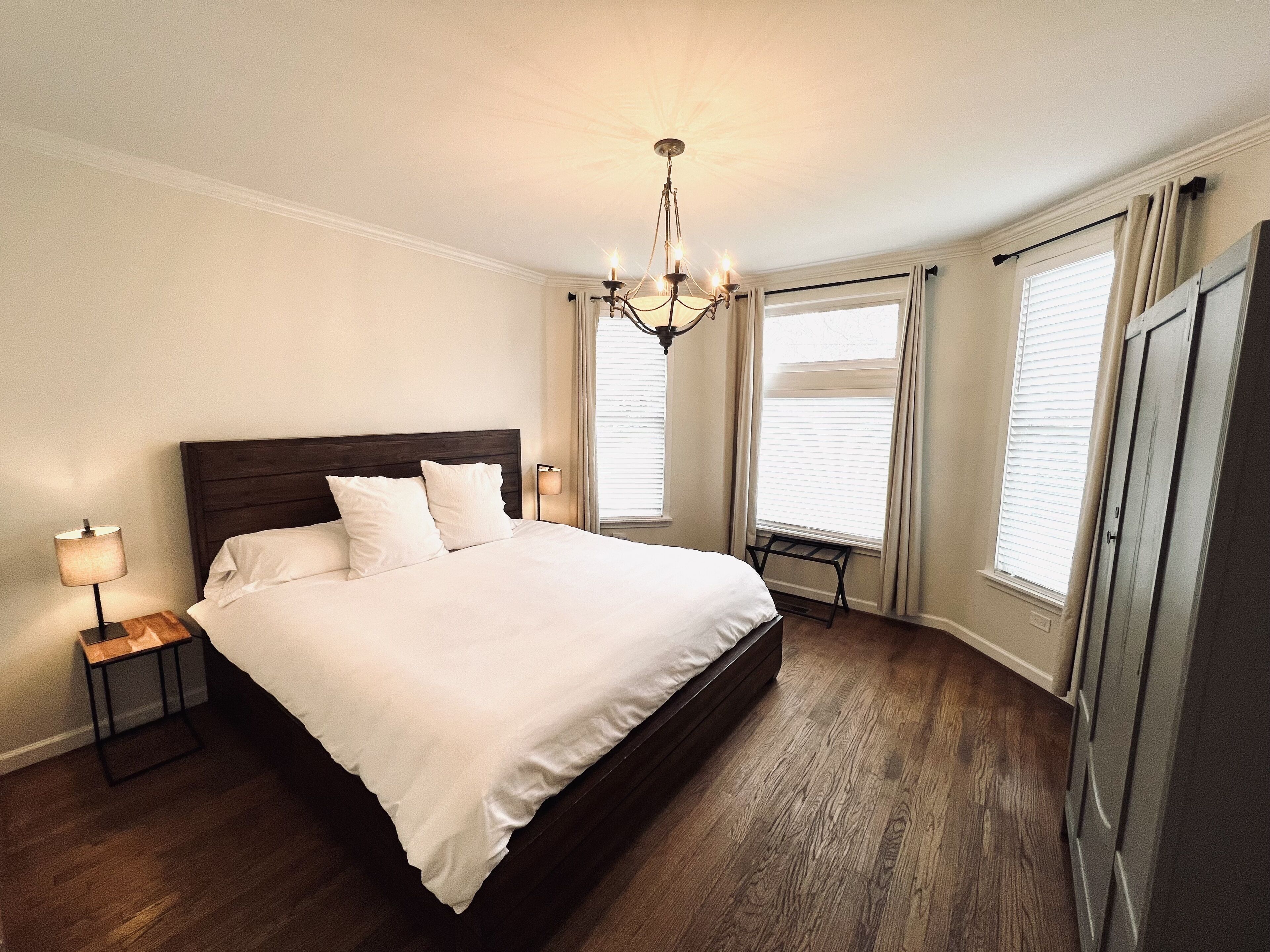 2 habitaciones, escritorio, tabla de planchar con plancha y wifi gratis 