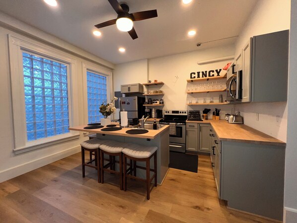 Fridge, microwave, oven, stovetop