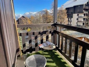 Property grounds - 50m from ski slopes, 4th floor, view ski slopes, balcony, tv, 25m², Risoul (Risoul)