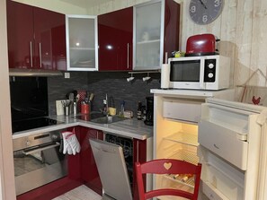 Fridge, oven, dishwasher, coffee/tea maker