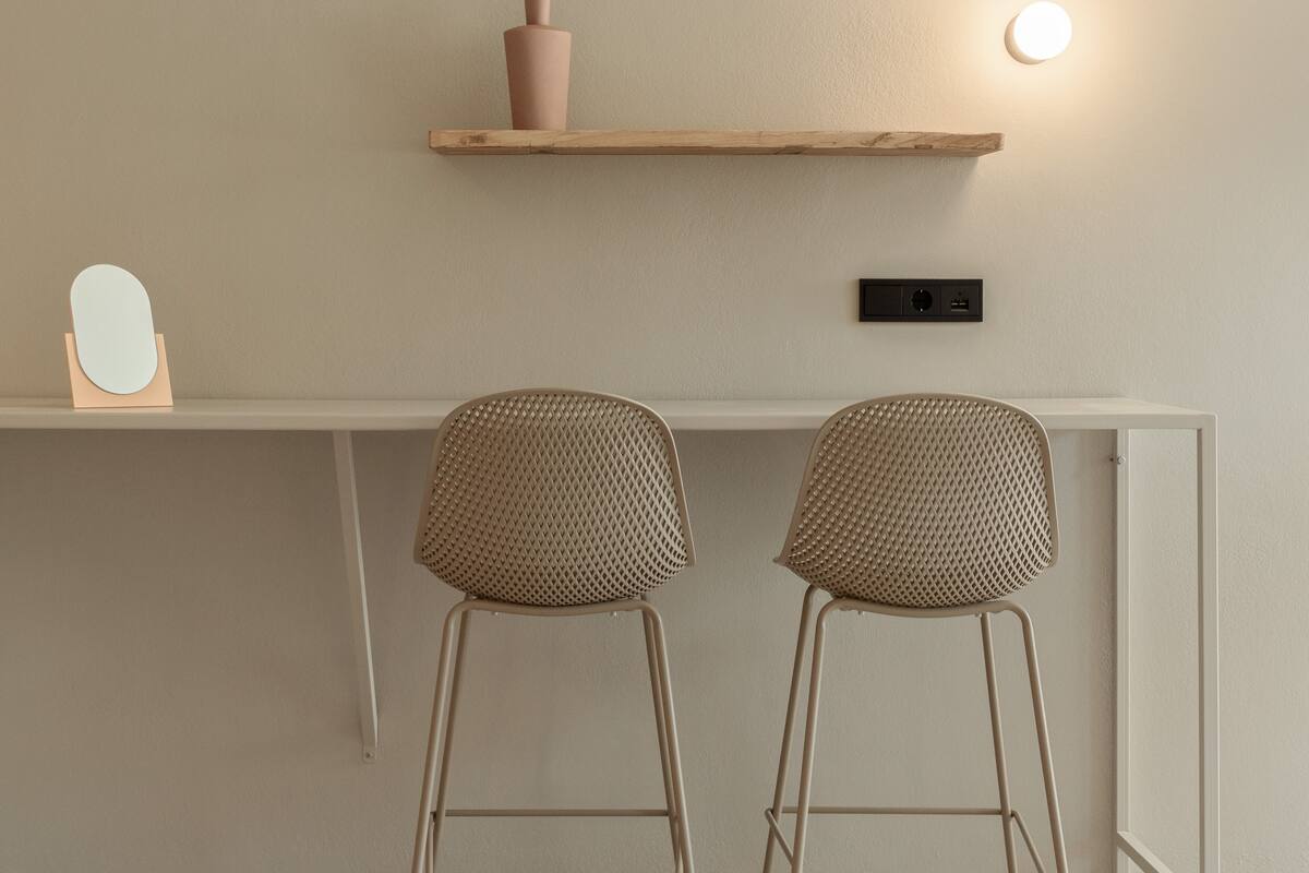 Laptop workspace, soundproofing, free WiFi