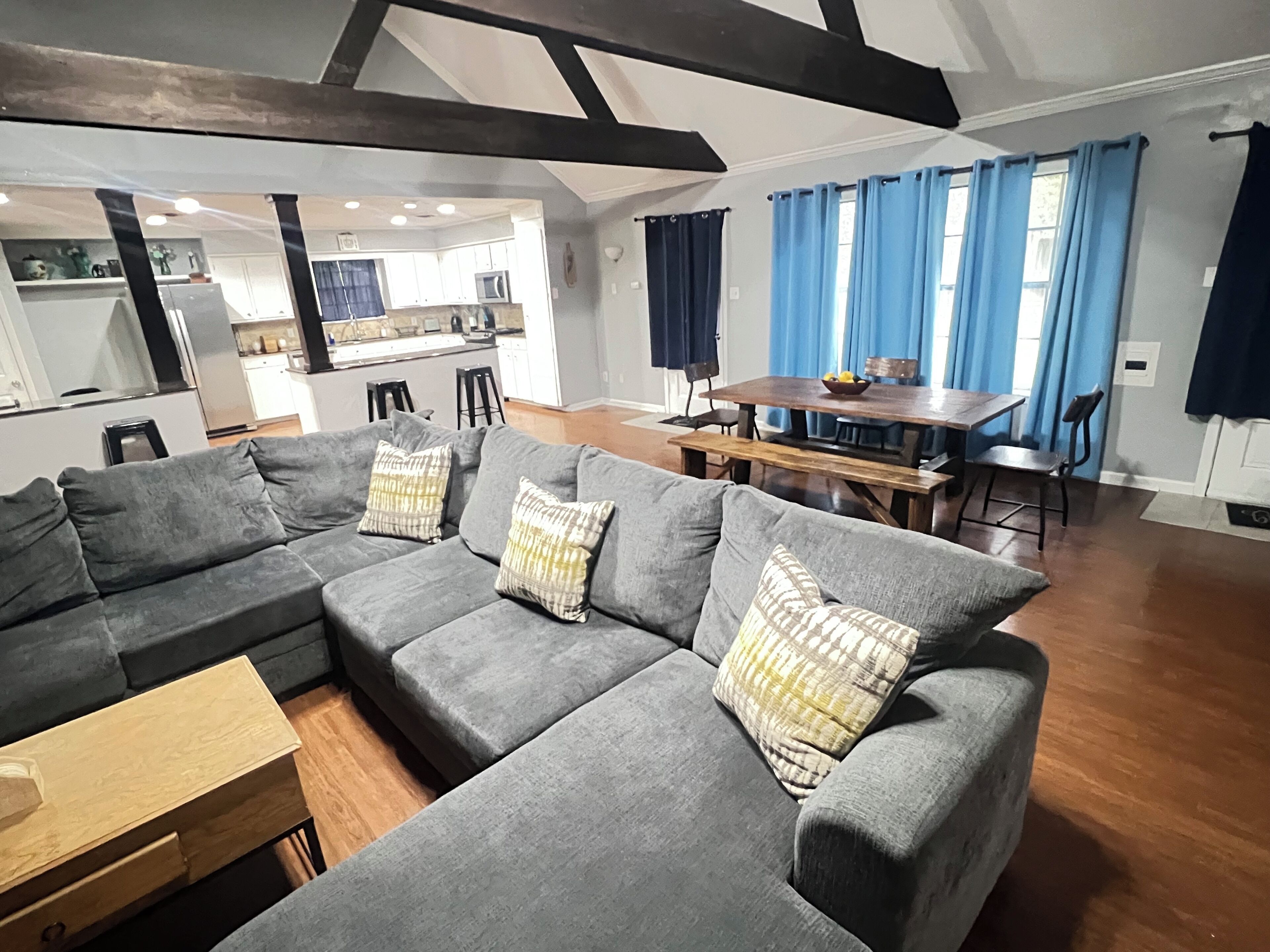 TV connectée, livres, espaces bureaux