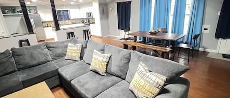 TV connectée, livres, espaces bureaux