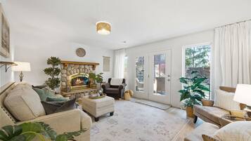 Smart TV, fireplace, DVD player, table tennis