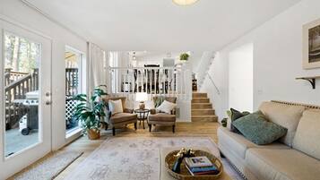 Smart-tv, pejs, dvd-afspiller, bordtennisbord