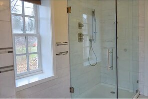 Badewanne, Handtücher, Toilettenpapier