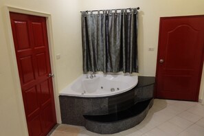 Vasca, asciugacapelli, asciugamani, sapone