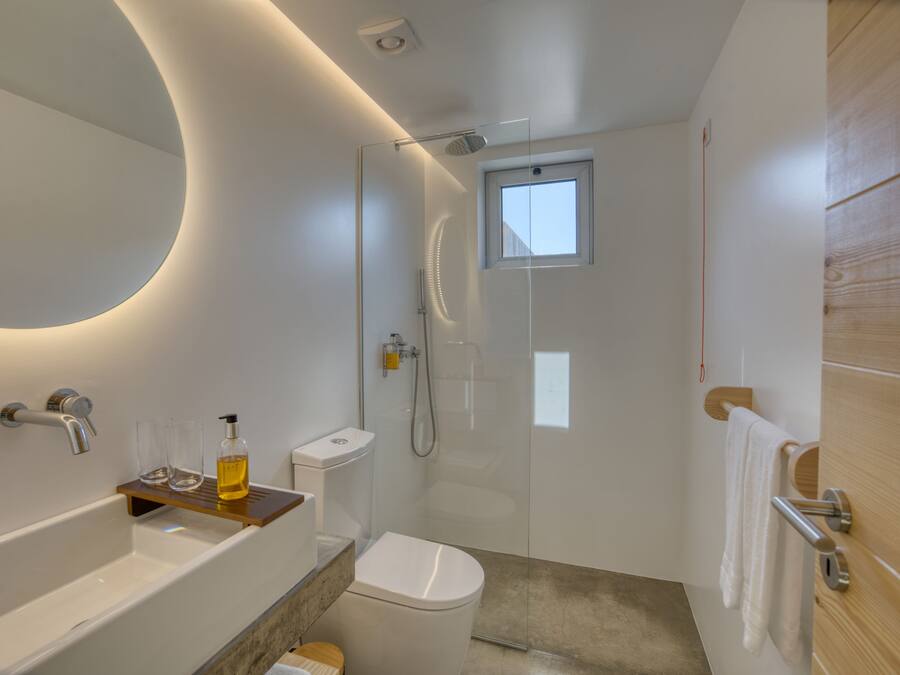 Une salle de bain moderne avec une baignoire, des toilettes et une douche à parois de verre.
