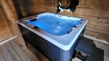 Sauna, hot tub