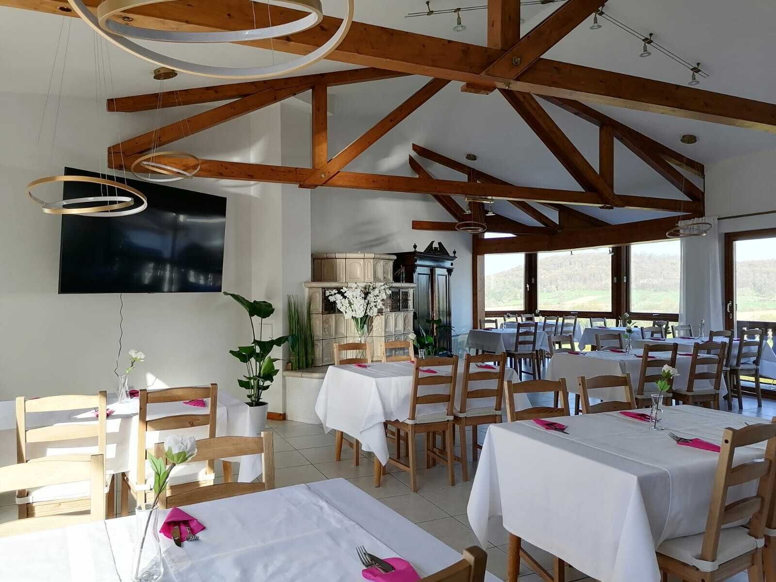 Tägliches Frühstücksbuffet (15 EUR pro Person)