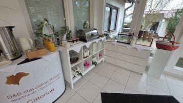 Tägliches Frühstücksbuffet (15 EUR pro Person)