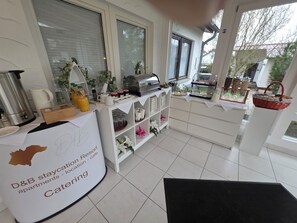 Daily buffet breakfast (EUR 15 per person) - D&B staycation Ferienpark (Niedenstein)