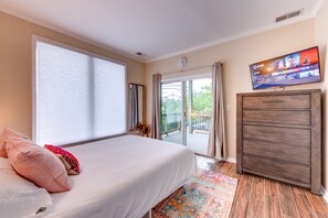 4 chambres, bureau, fer et planche à repasser, lit de bébé portatif