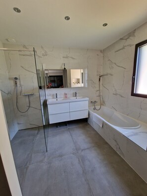 Ensemble douche/baignoire, sèche-cheveux, serviettes fournies