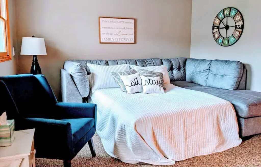 2 bedrooms, desk, WiFi, bed sheets