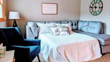 2 bedrooms, desk, WiFi, bed sheets
