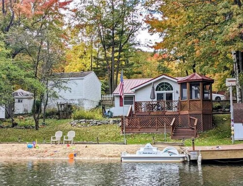 Payne's Lakeside Cottage with Private Beach