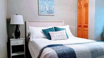 2 bedrooms, desk, WiFi, bed sheets