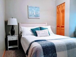 2 bedrooms, desk, WiFi, bed sheets