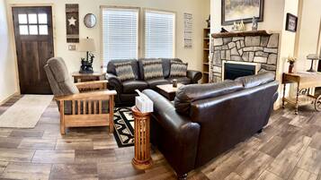 TV connectée, cheminée, jeux vidéo, lecteur de DVD