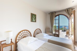 7 habitaciones, tabla de planchar con plancha, cuna de viaje y wifi 