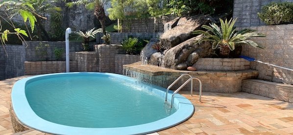 12 outdoor pools