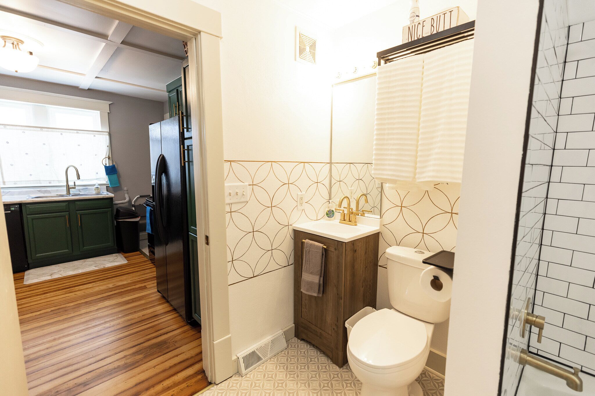 Un baño pequeño con inodoro, lavabo y ducha.