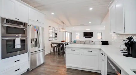 Fridge, microwave, oven, stovetop. Spacious 3BR 2BA Villa with Bocce Court near Matanzas Creek Winery
