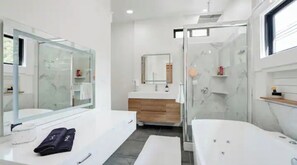 Jetted tub, hair dryer, towels, soap - Spacious 3BR 2BA Villa with Bocce Court near Matanzas Creek Winery (Santa Rosa)