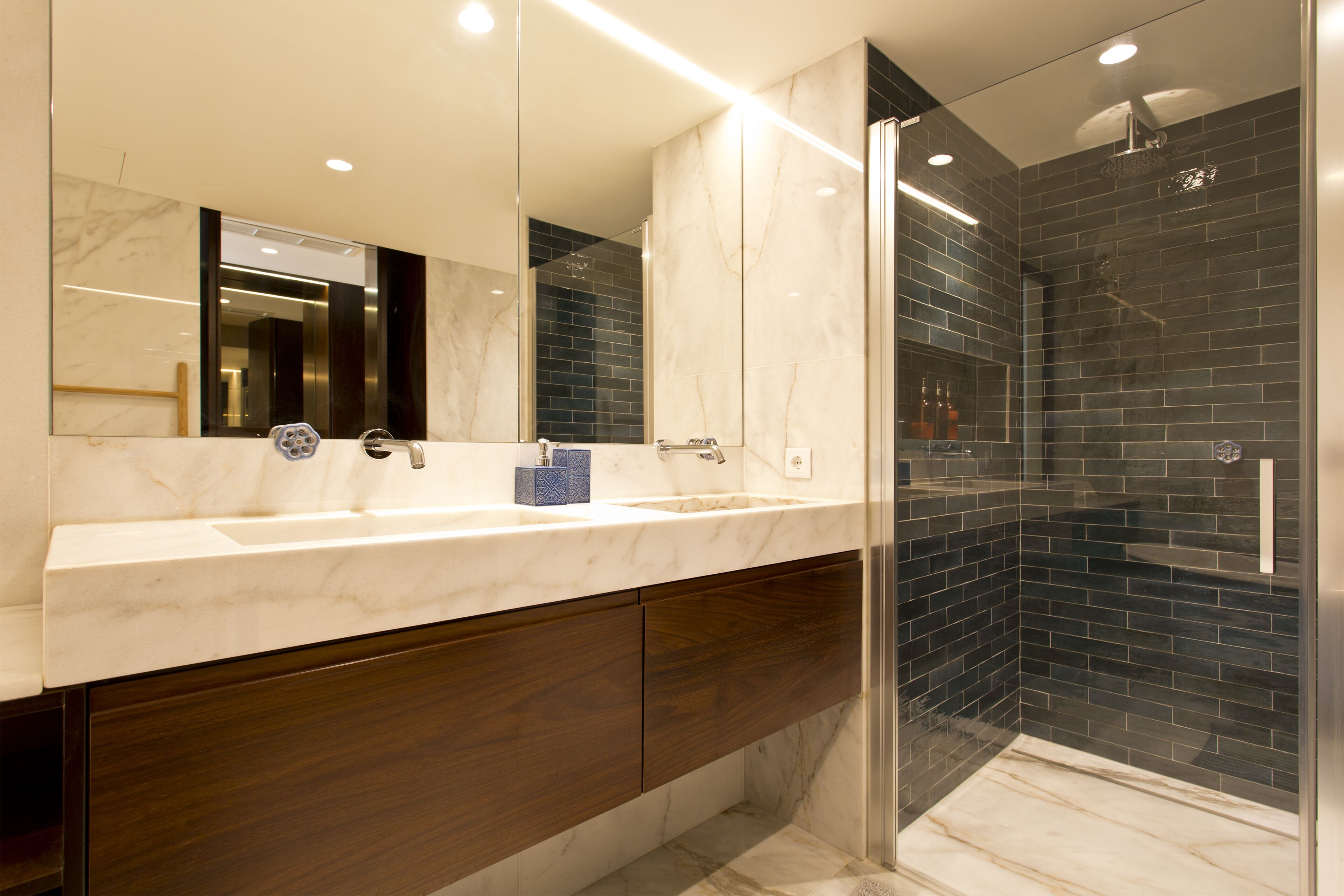 Combined shower/bathtub, hair dryer, towels, soap