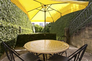 Outdoor dining - Boutique Rentals- Hidden Garden & Patio apt (Porto)