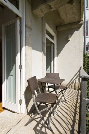 Outdoor dining - Boutique Rentals- Hidden Garden & Patio apt (Porto)