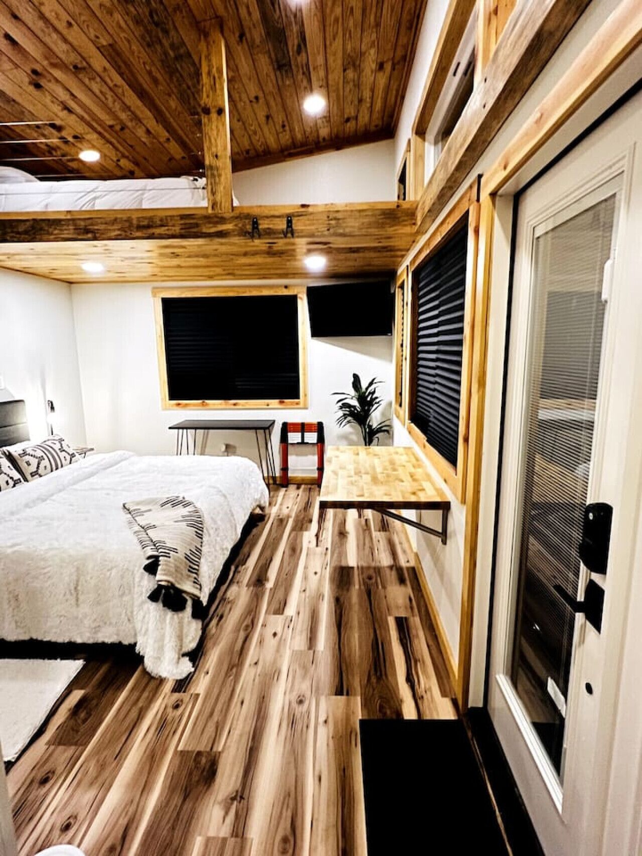 2 bedrooms, desk, iron/ironing board, WiFi