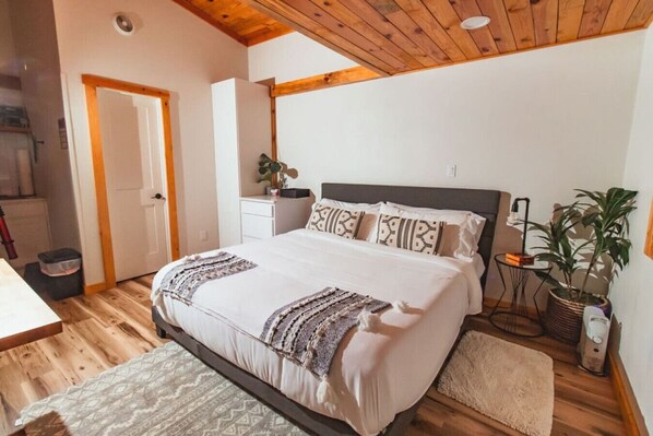 2 bedrooms, desk, iron/ironing board, WiFi