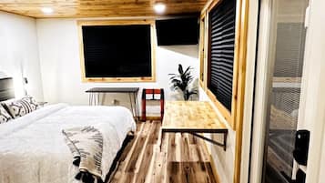 2 slaapkamers, een bureau, een strijkplank/strijkijzer, wifi