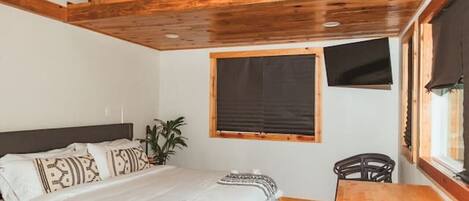 2 bedrooms, desk, iron/ironing board, WiFi