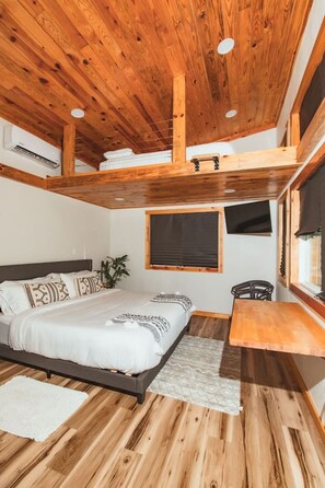 2 bedrooms, desk, iron/ironing board, WiFi - The Oak Casita at Selah Place (Athens)