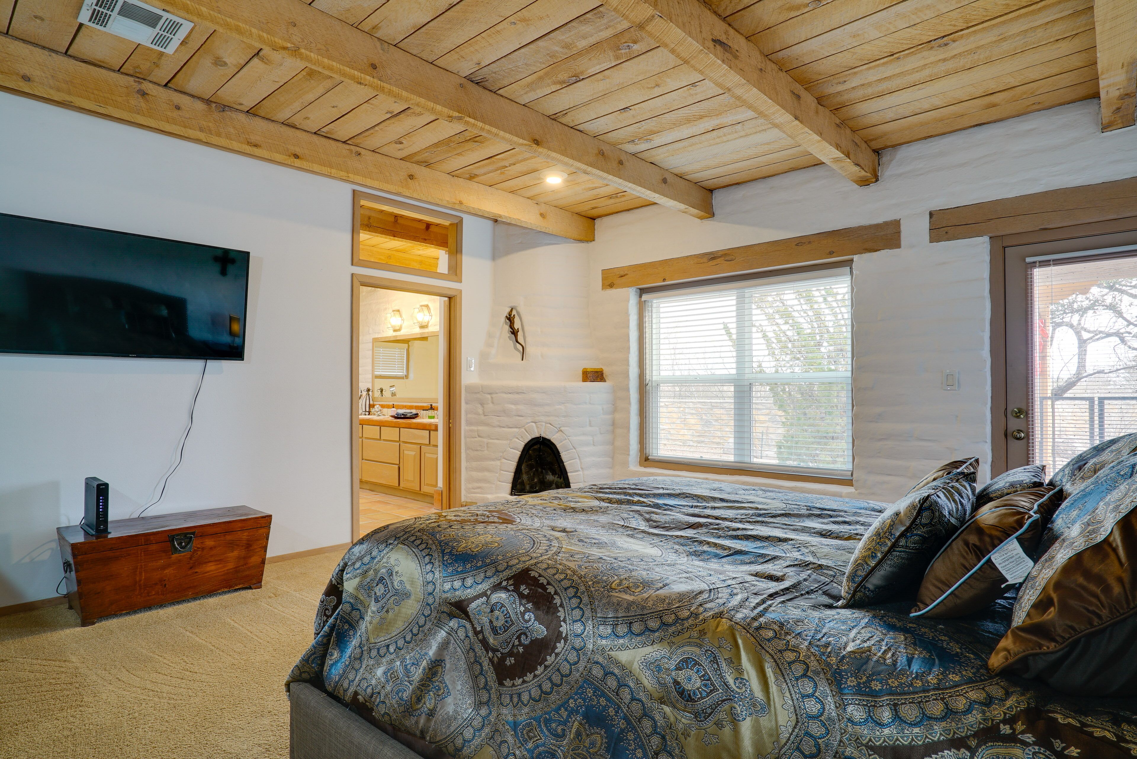 4 bedrooms, iron/ironing board, internet, bed sheets