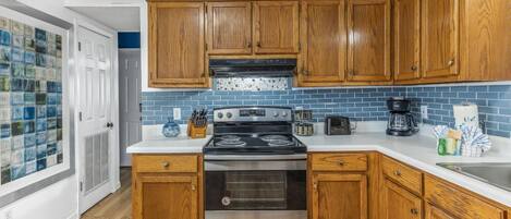 ثلاجة، ميكروويف، فرن، موقد طهي مسطح