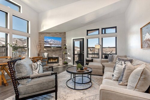 Moose Mgmt at Mayflower Lakeside 301-21: Patio w/ Grill-2 King Beds-Dogs Welcome